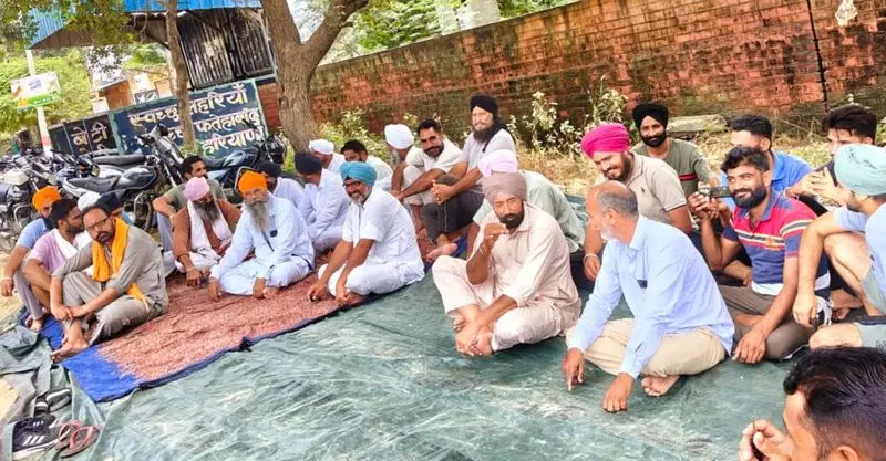 फतेहाबाद में बिजली कटौती से सिंचाई प्रभावित होने पर किसानों ने किया प्रदर्शन फतेहाबाद में बिजली कटौती से सिंचाई प्रभावित होने पर किसानों ने किया प्रदर्शन