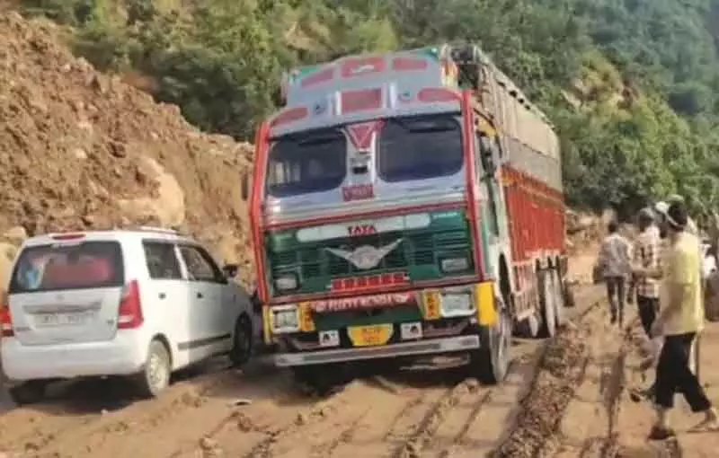 कश्मीर जाने वाला यातायात धीमा कश्मीर जाने वाला यातायात धीमा