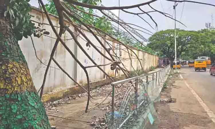 Perambur High Road पर पैदल चलने वालों के लिए जगह नहीं Perambur High Road पर पैदल चलने वालों के लिए जगह नहीं