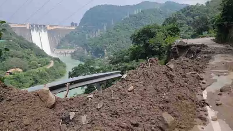 Punjab: भूस्खलन के कारण भाखड़ा बांध जाने वाली सड़क अवरुद्ध, 15 दिनों तक रेल सेवाएं ठप Punjab: भूस्खलन के कारण भाखड़ा बांध जाने वाली सड़क अवरुद्ध, 15 दिनों तक रेल सेवाएं ठप