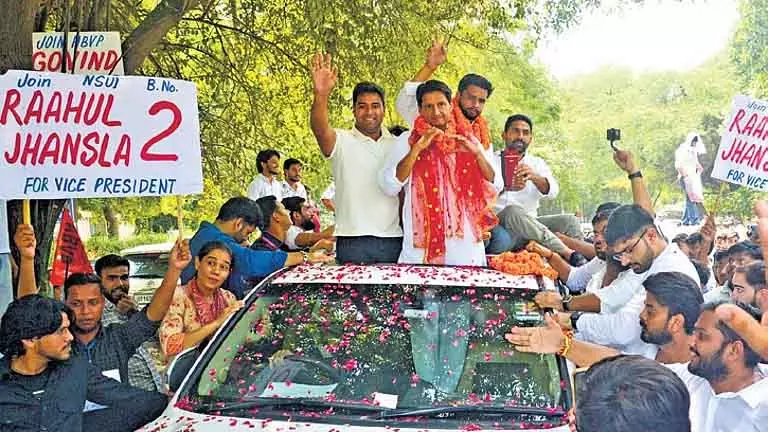 Delhi डूसू चुनाव: प्रचार अभियान अंतिम चरण की ओर Delhi डूसू चुनाव: प्रचार अभियान अंतिम चरण की ओर
