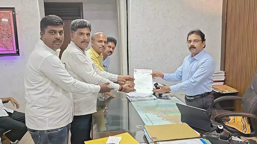 Karnataka : गर्भवती और बीमार शिक्षकों को छूट देने के लिए जिला कलेक्टर से अनुरोध Karnataka : गर्भवती और बीमार शिक्षकों को छूट देने के लिए जिला कलेक्टर से अनुरोध