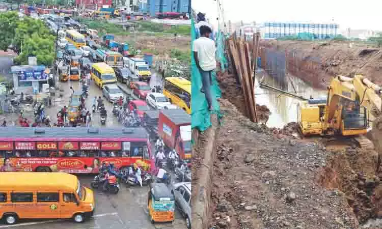 दक्षिण-पश्चिम रेलवे (SWD) और पाइप लाइन निर्माण कार्य के कारण सेमेनचेरी में वाहनों की गति धीमी दक्षिण-पश्चिम रेलवे (SWD) और पाइप लाइन निर्माण कार्य के कारण सेमेनचेरी में वाहनों की गति धीमी