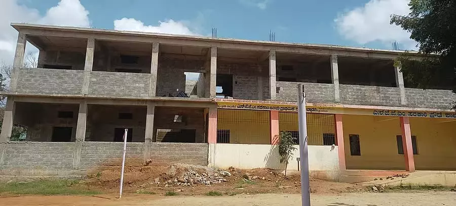 एक सदी पुराने स्कूल की दुर्दशा: सुविधाओं का अभाव एक सदी पुराने स्कूल की दुर्दशा: सुविधाओं का अभाव