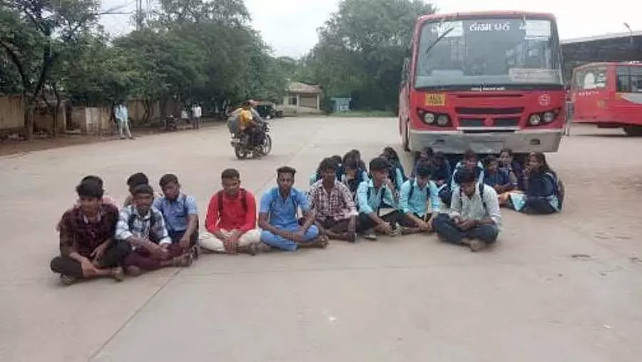 Laxmeshwar : छात्रों ने बसें रोककर विरोध प्रदर्शन किया Laxmeshwar : छात्रों ने बसें रोककर विरोध प्रदर्शन किया