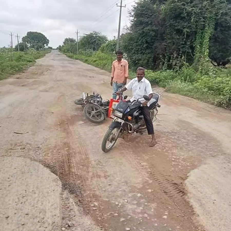Vadgera : तुमकुर सड़क की मरम्मत की मांग Vadgera : तुमकुर सड़क की मरम्मत की मांग
