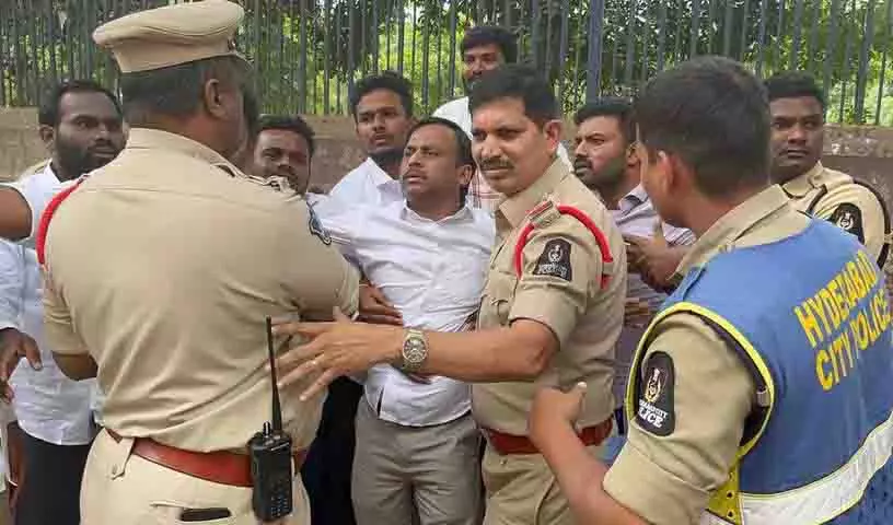 Hyderabad में ग्रुप-1 उम्मीदवारों की गोलमेज बैठक से पहले बीआरएसवी नेता गिरफ्तार Hyderabad में ग्रुप-1 उम्मीदवारों की गोलमेज बैठक से पहले बीआरएसवी नेता गिरफ्तार