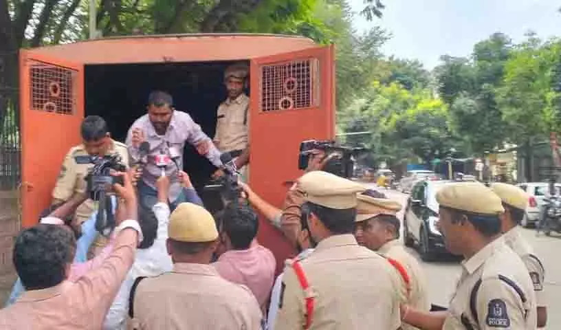 ग्रुप-I परीक्षा में गड़बड़ी के विरोध में प्रदर्शन कर रहे BRSV कार्यकर्ताओं को हिरासत में लिया गया ग्रुप-I परीक्षा में गड़बड़ी के विरोध में प्रदर्शन कर रहे BRSV कार्यकर्ताओं को हिरासत में लिया गया