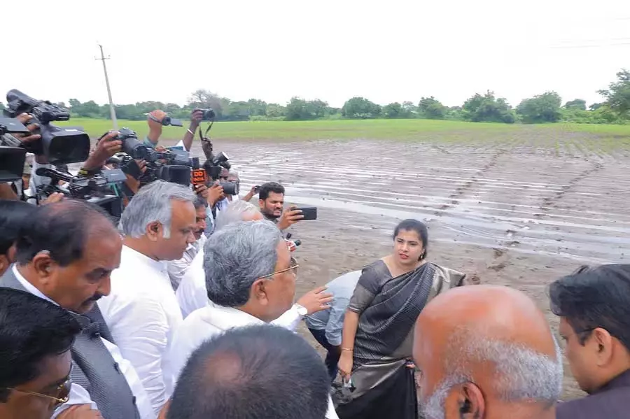 Kalaburagi : मुख्यमंत्री ने जलमग्न तोगारी फसल का निरीक्षण किया Kalaburagi : मुख्यमंत्री ने जलमग्न तोगारी फसल का निरीक्षण किया