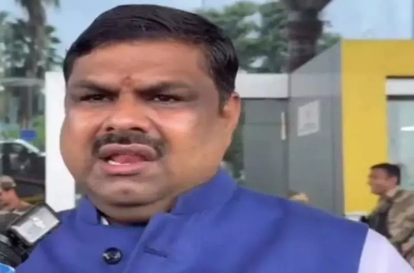 गुजरात दौरे से रायपुर लौटे शिक्षा मंत्री गजेंद्र यादव गुजरात दौरे से रायपुर लौटे शिक्षा मंत्री गजेंद्र यादव