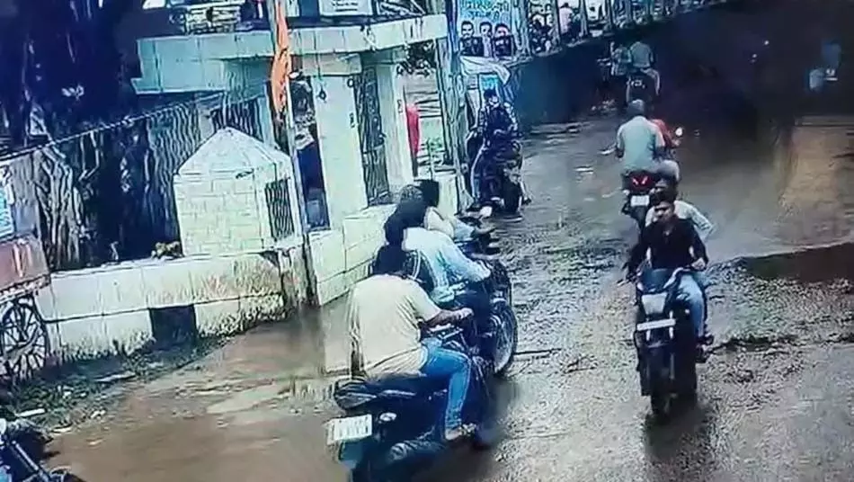 व्यापारी से दिनदहाड़े 5 लाख की उठाईगिरी, CCTV में वारदात कैद व्यापारी से दिनदहाड़े 5 लाख की उठाईगिरी, CCTV में वारदात कैद