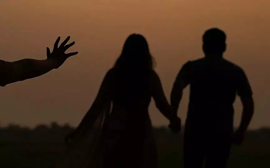 युवक अपनी पत्नी को छोड़कर साली संग रफूचक्कर, साला भी जीजा की बहन लेकर भागा, सबके होश फाख्ता युवक अपनी पत्नी को छोड़कर साली संग रफूचक्कर, साला भी जीजा की बहन लेकर भागा, सबके होश फाख्ता