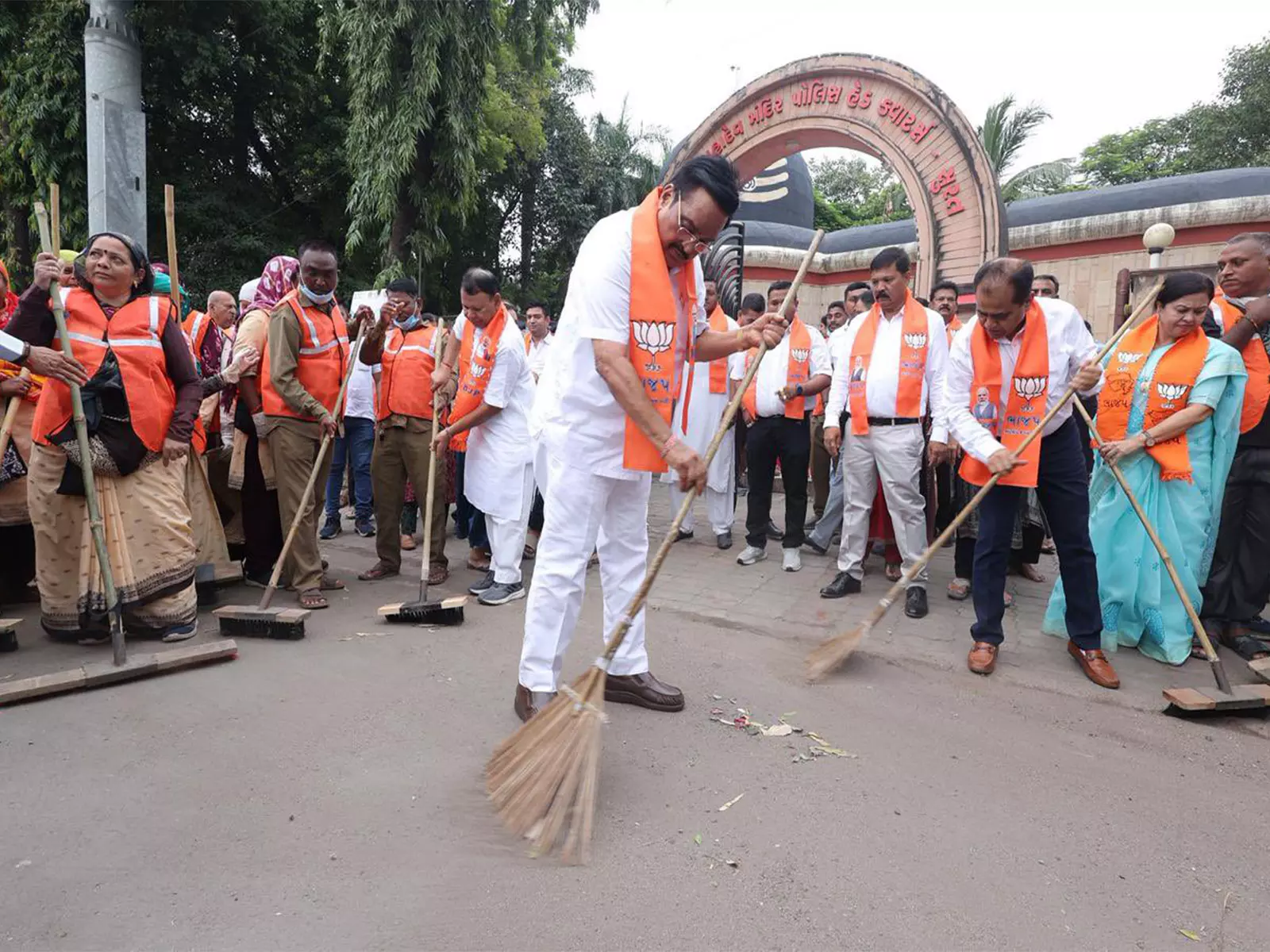 केंद्रीय मंत्री सीआर पाटिल PM मोदी के जन्मदिन पर सूरत में स्वच्छता अभियान में हुए शामिल केंद्रीय मंत्री सीआर पाटिल PM मोदी के जन्मदिन पर सूरत में स्वच्छता अभियान में हुए शामिल