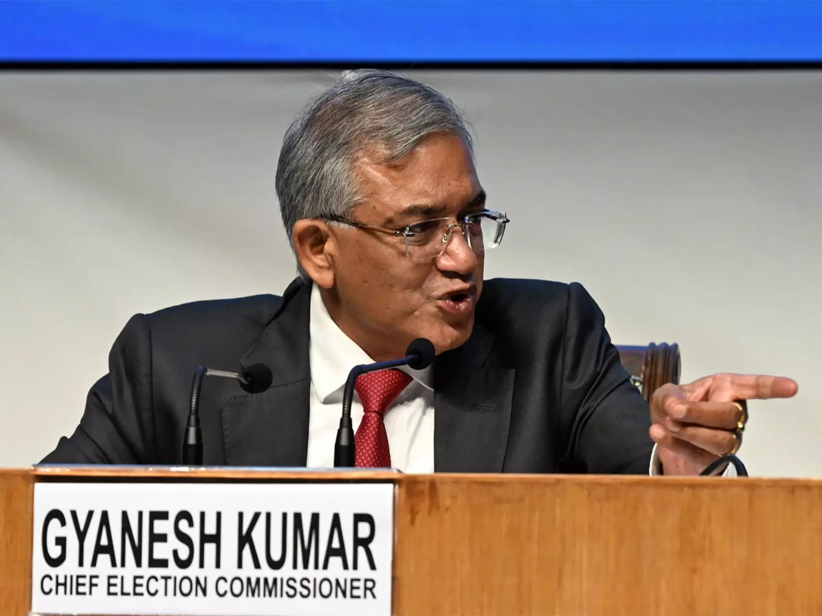 बिहार चुनाव से EVM बैलेट पेपर पर उम्मीदवारों की रंगीन तस्वीरें होंगी: चुनाव आयोग बिहार चुनाव से EVM बैलेट पेपर पर उम्मीदवारों की रंगीन तस्वीरें होंगी: चुनाव आयोग