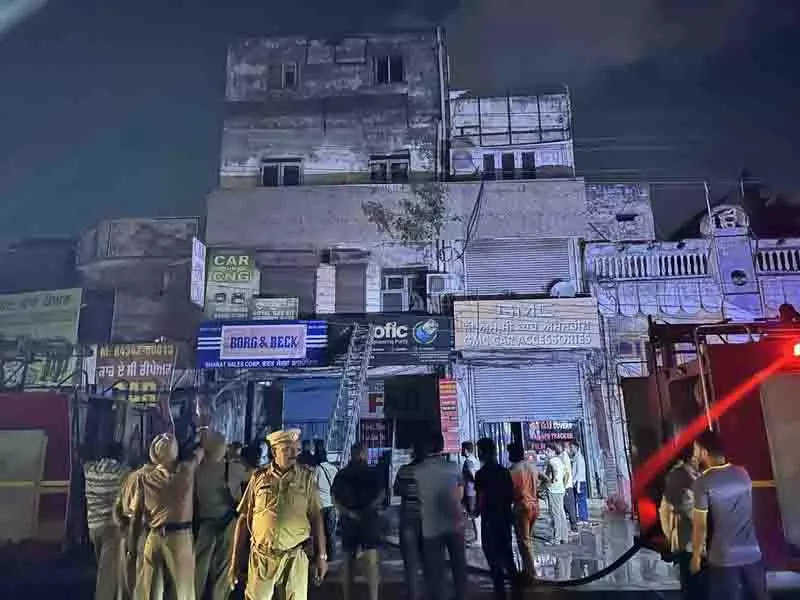 Ludhiana: बहुमंजिला इमारत में आग लगने से लाखों का सामान जलकर खाक Ludhiana: बहुमंजिला इमारत में आग लगने से लाखों का सामान जलकर खाक