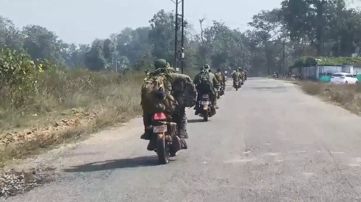 बीजापुर में शांति वार्ता के बीच सुरक्षाबलों और नक्सलियों के बीच मुठभेड़, देखें LIVE VIDEO... बीजापुर में शांति वार्ता के बीच सुरक्षाबलों और नक्सलियों के बीच मुठभेड़, देखें LIVE VIDEO...