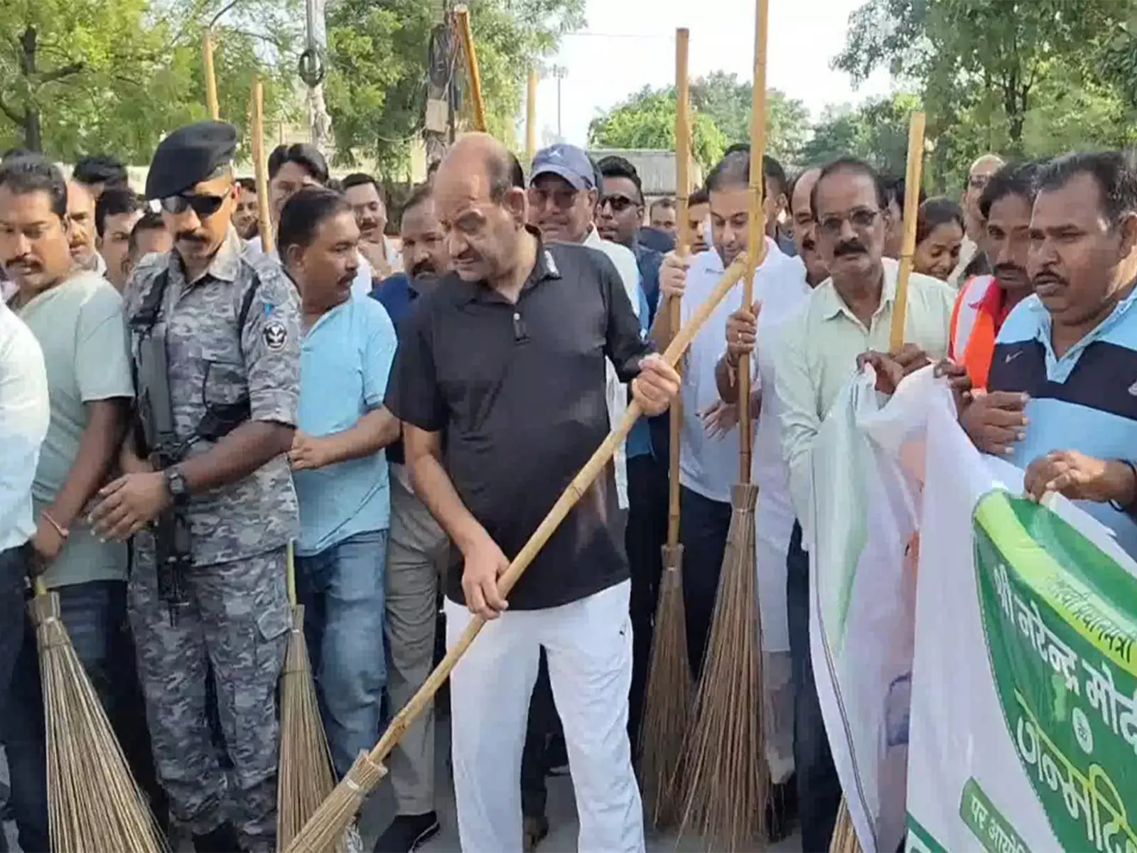 Om Birla ने पीएम मोदी के जन्मदिन पर स्वच्छता अभियान में भाग लिया Om Birla ने पीएम मोदी के जन्मदिन पर स्वच्छता अभियान में भाग लिया