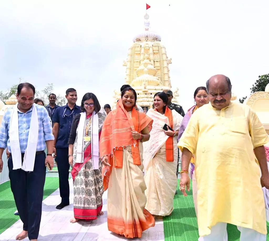 मंत्री लक्ष्मी रजवाड़े ने अन्नपूर्णा देवी ने भगवान जगन्नाथ का लिया आशीर्वाद मंत्री लक्ष्मी रजवाड़े ने अन्नपूर्णा देवी ने भगवान जगन्नाथ का लिया आशीर्वाद