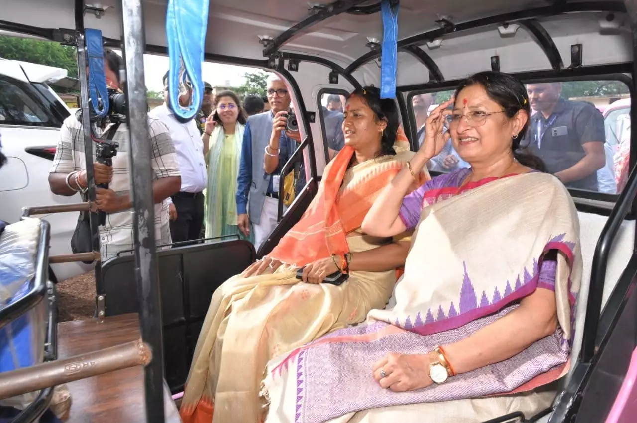 मंत्री लक्ष्मी रजवाड़े ने संचालित प्रोजेक्ट ’झरिया’ और प्रोजेक्ट ’धड़कन’ का किया अवलोकन मंत्री लक्ष्मी रजवाड़े ने संचालित प्रोजेक्ट ’झरिया’ और प्रोजेक्ट ’धड़कन’ का किया अवलोकन