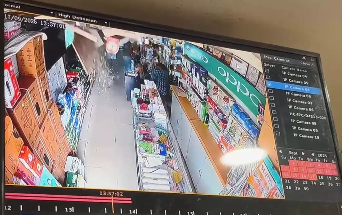 दुर्ग में दुकान की छत गिरने से दो कर्मचारी घायल, सुरक्षा व्यवस्था पर उठे सवाल दुर्ग में दुकान की छत गिरने से दो कर्मचारी घायल, सुरक्षा व्यवस्था पर उठे सवाल