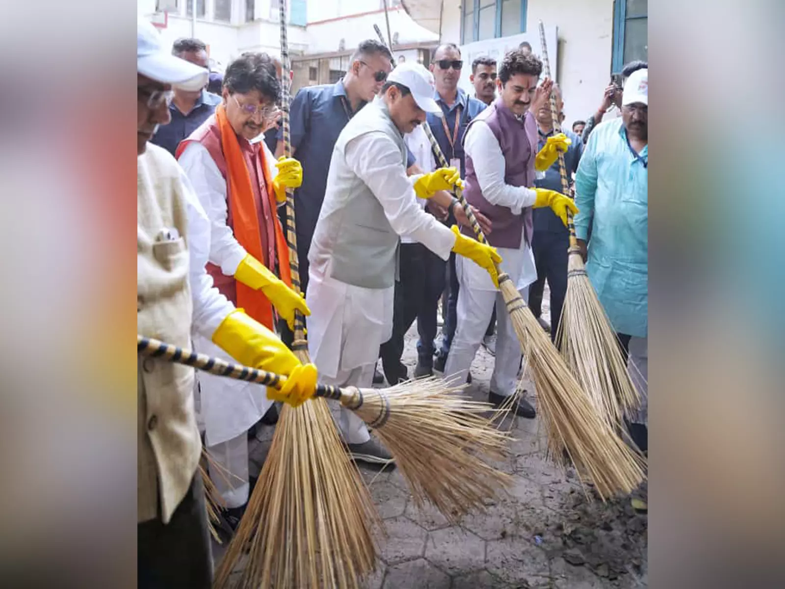 इंदौर में पीएम मोदी के जन्मदिन पर स्वच्छता अभियान शुरू इंदौर में पीएम मोदी के जन्मदिन पर स्वच्छता अभियान शुरू