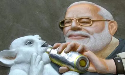 चित्रकार ने गोबर से बनाई पीएम मोदी की अनूठी पेंटिंग, जन्मदिन पर जीता दिल