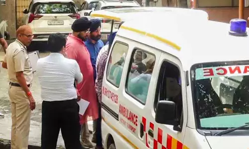 BMW दुर्घटना: स्ट्रेचर पर लेटी पत्नी ने अंतिम बार पति को लगाया गले