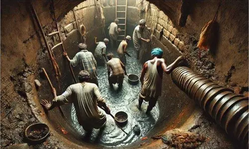 Delhi: सीवर की सफाई के दौरान जहरीली गैस से 1 कर्मचारी की मौत
