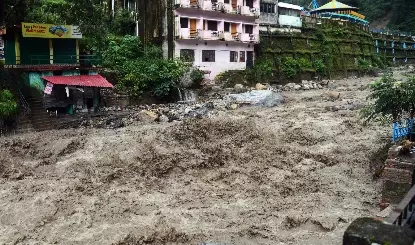 Dehradun: बादल फटने से तबाही, अब तक 15 की मौत Dehradun: बादल फटने से तबाही, अब तक 15 की मौत