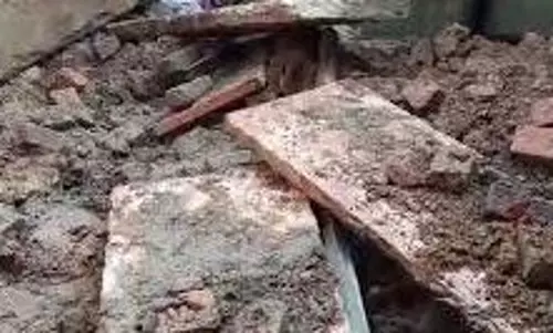 Himachal: रिश्तेदार के घर शोक मनाने आईं महिलाओं पर गिरा मलबा, 5 घायल Himachal: रिश्तेदार के घर शोक मनाने आईं महिलाओं पर गिरा मलबा, 5 घायल