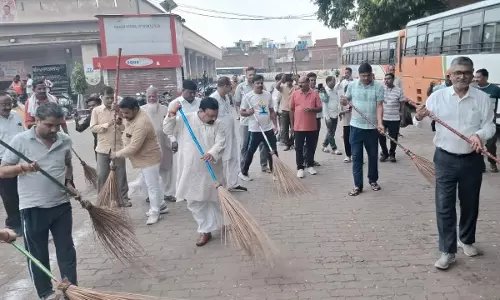 Farrukhabad: बस अड्डे पर सेवा पखवाड़े के तहत सफाई अभियान