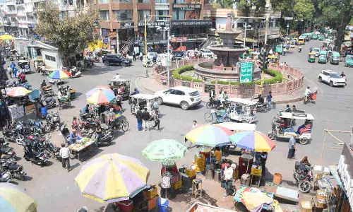 Lucknow: मुख्य चौराहों पर ट्रैफिक बदलाव, जनता खफ़ा Lucknow: मुख्य चौराहों पर ट्रैफिक बदलाव, जनता खफ़ा