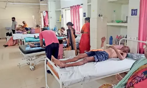 Bareilly: बुखार की तपिश, अस्पताल में आरक्षित बेड फुल Bareilly: बुखार की तपिश, अस्पताल में आरक्षित बेड फुल