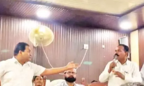 Bareilly: नवाबगंज बैठक का विवाद, बीडीओ कमरे में फंसे Bareilly: नवाबगंज बैठक का विवाद, बीडीओ कमरे में फंसे