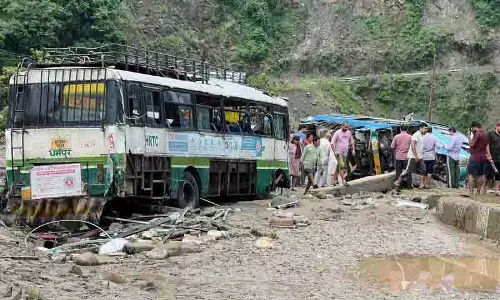 Mandi में भूस्खलन और अचानक आई बाढ़ में 5 लोगों की मौत Mandi में भूस्खलन और अचानक आई बाढ़ में 5 लोगों की मौत