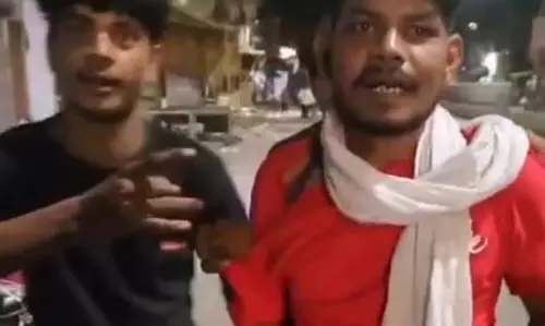 Lucknow: युवक पर चोरी का आरोप, ठेलेवालों ने धर दबोचा