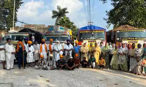 Nanded का गुरुद्वारा लंगर साहिब जत्था बाढ़ प्रभावित पंजाब में सहायता प्रदान कर रहा Nanded का गुरुद्वारा लंगर साहिब जत्था बाढ़ प्रभावित पंजाब में सहायता प्रदान कर रहा