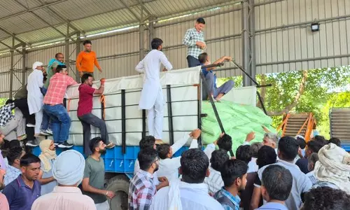 Haryana : कमी की आशंका के बीच सिरसा के किसान डीएपी खाद के लिए उमड़े Haryana : कमी की आशंका के बीच सिरसा के किसान डीएपी खाद के लिए उमड़े