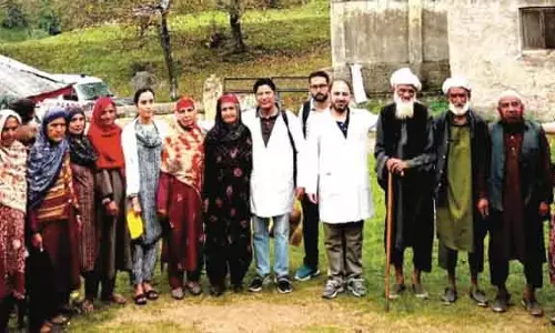 कुलगाम: वाल्टेंगो पहाड़ियों में वरिष्ठ नागरिकों के लिए मुफ्त चिकित्सा शिविर आयोजित कुलगाम: वाल्टेंगो पहाड़ियों में वरिष्ठ नागरिकों के लिए मुफ्त चिकित्सा शिविर आयोजित