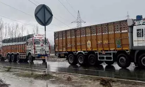 श्रीनगर-जम्मू राष्ट्रीय राजमार्ग तीन सप्ताह बाद भारी वाहनों के लिए फिर से खुला