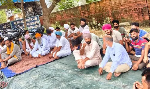 फतेहाबाद में बिजली कटौती से सिंचाई प्रभावित होने पर किसानों ने किया प्रदर्शन फतेहाबाद में बिजली कटौती से सिंचाई प्रभावित होने पर किसानों ने किया प्रदर्शन