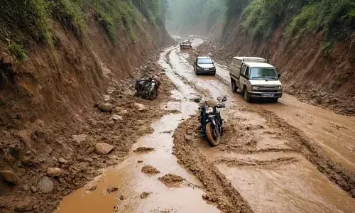 Banihal थराद में बारिश ने 300 मीटर सड़क का मैकाडामीकरण किया बेहाल