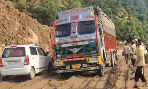 कश्मीर जाने वाला यातायात धीमा कश्मीर जाने वाला यातायात धीमा