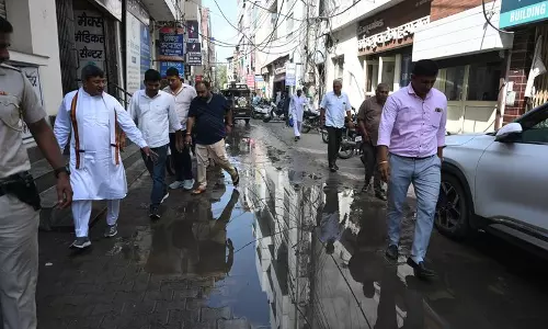 Haryana : महापौर ने हिसार में जलभराव वाले इलाकों का निरीक्षण किया, शीघ्र उपाय का आश्वासन दिया
