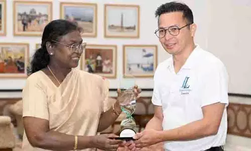 नई ऊंचाइयों को छूते हुए, President Murmu ने आदिवासी सेवा के लिए हिमाचल के सर्जन को सम्मानित किया नई ऊंचाइयों को छूते हुए, President Murmu ने आदिवासी सेवा के लिए हिमाचल के सर्जन को सम्मानित किया