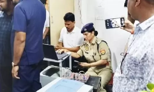 Farrukhabad: पीएम भाषण में तकनीकी दिक्कत, एसपी ने लिया नियंत्रण Farrukhabad: पीएम भाषण में तकनीकी दिक्कत, एसपी ने लिया नियंत्रण