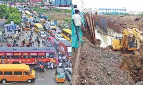 दक्षिण-पश्चिम रेलवे (SWD) और पाइप लाइन निर्माण कार्य के कारण सेमेनचेरी में वाहनों की गति धीमी