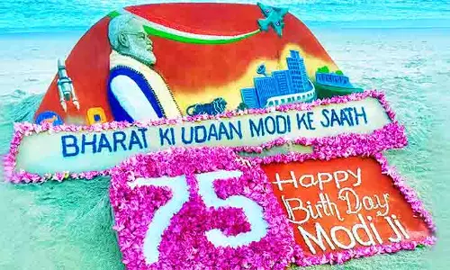 सुदर्शन पटनायक ने PM Modi के 75वें जन्मदिन के उपलक्ष्य में बनाई शानदार रेत कलाकृति