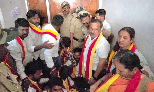 Belgaum : करावे कार्यकर्ताओं ने निगम का घेराव किया Belgaum : करावे कार्यकर्ताओं ने निगम का घेराव किया