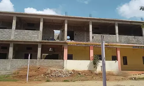 एक सदी पुराने स्कूल की दुर्दशा: सुविधाओं का अभाव एक सदी पुराने स्कूल की दुर्दशा: सुविधाओं का अभाव